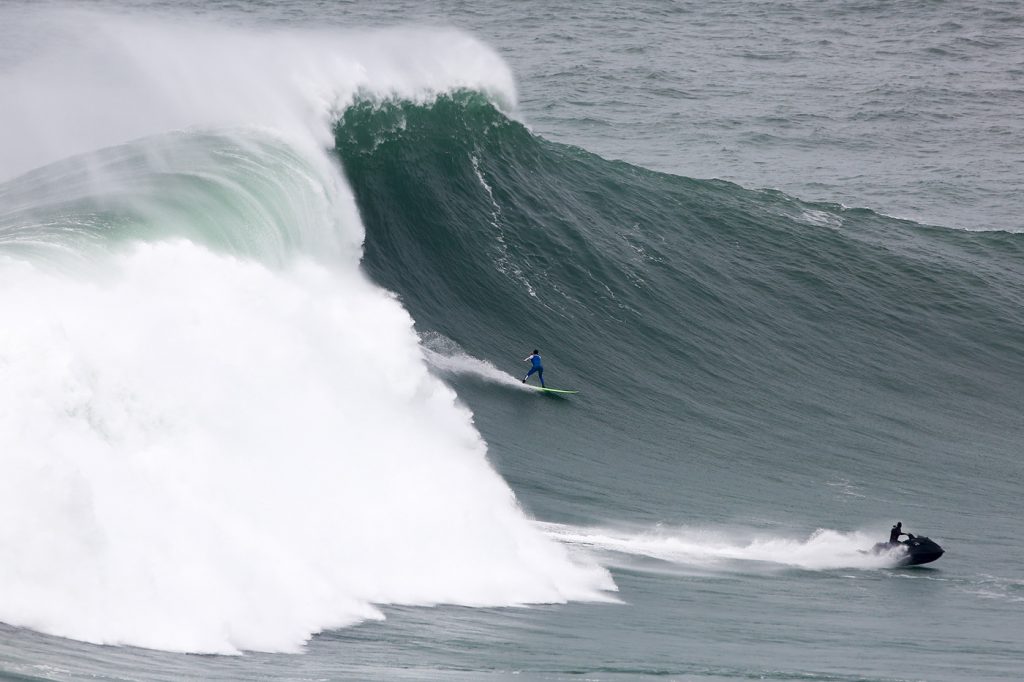 Lucas Chumbo entra na briga com duas ondas; acima, o brasileiro encara a Praia do Norte, em Nazaré, Portugal.