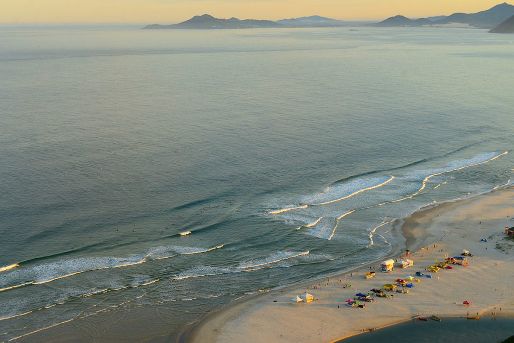 Visual da paradisíaca Guarda do Embaú, litoral de Santa Catarina.