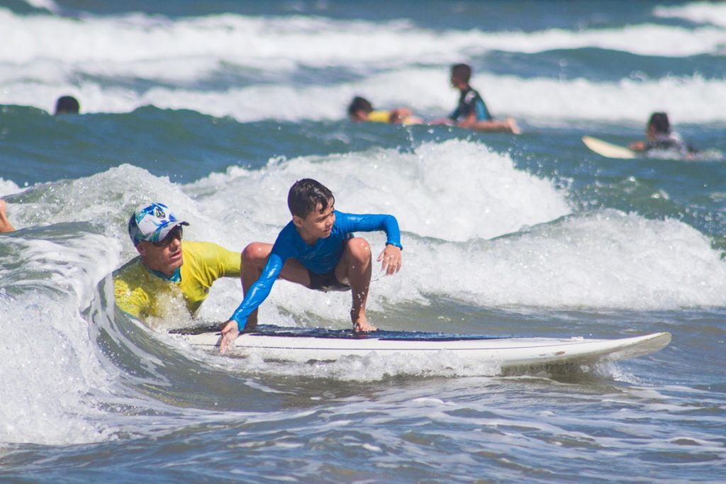 Com o projeto Onda Azul, Escola do Bananinha oferece aulas de surfe para crianças e jovens com autismo.