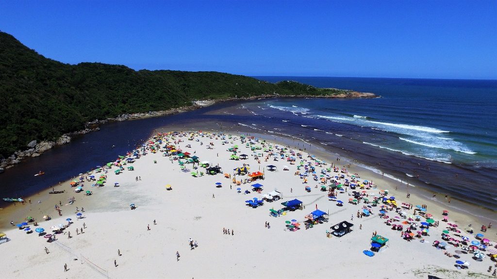 Guarda do Embaú é a primeira praia brasileira receber o título de Reserva Mundial de Surf.