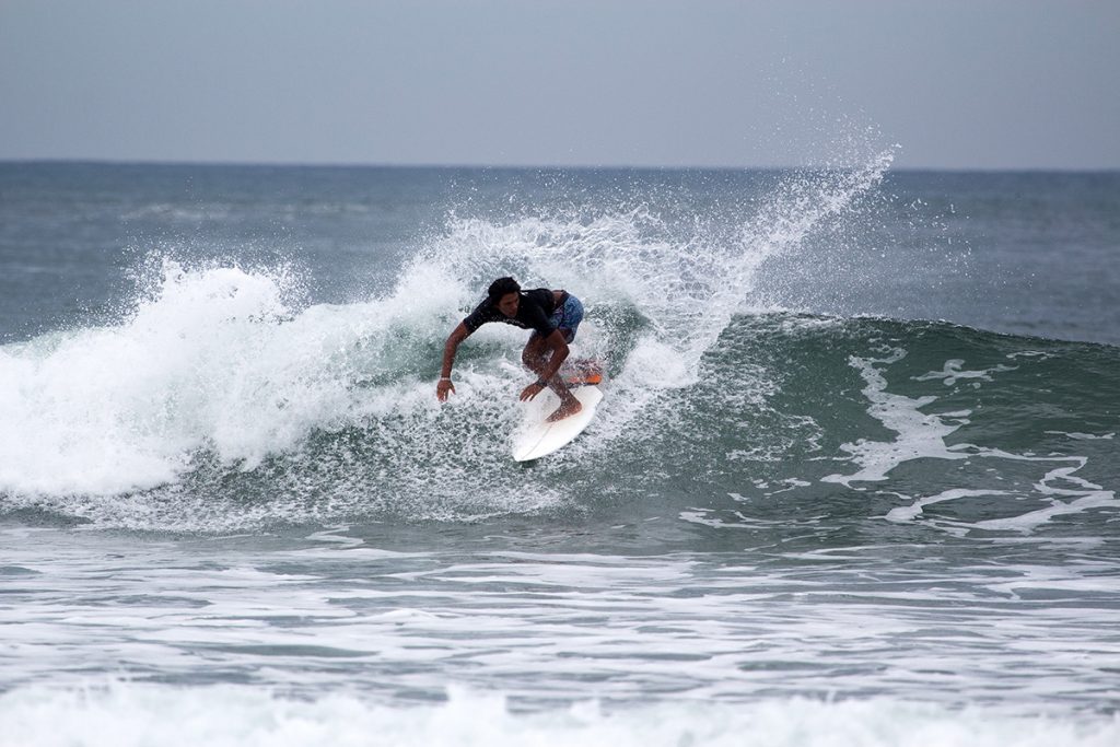 Talento local, João Godoy, 18, é uma das novas caras do surfe brasileiro profissional.