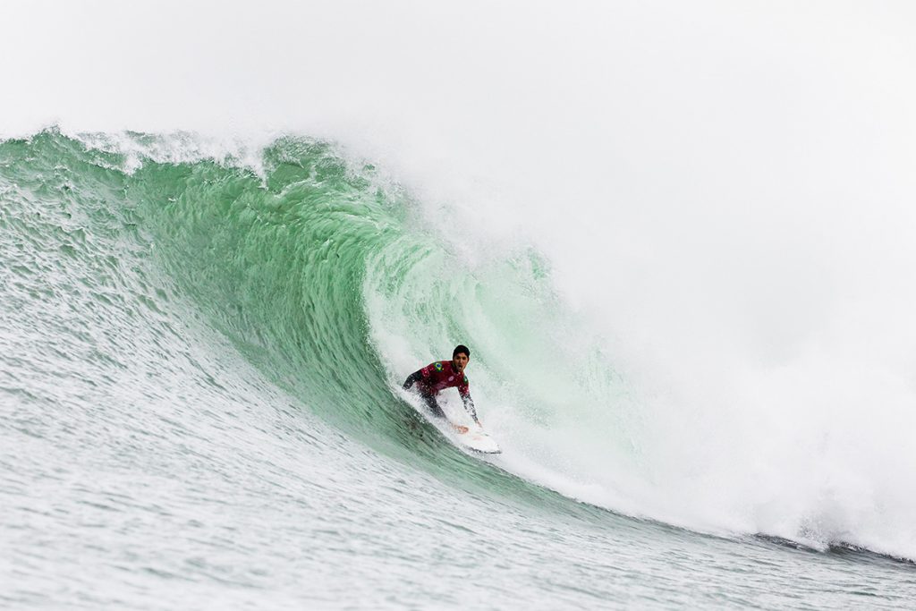 Gabriel Medina encaixa no trilho em North Point.