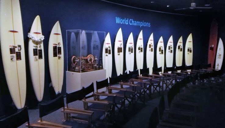A coleção de réplicas das pranchas usadas pelos campeões mundiais é um trabalho muito interessante. Foto: Reprodução.