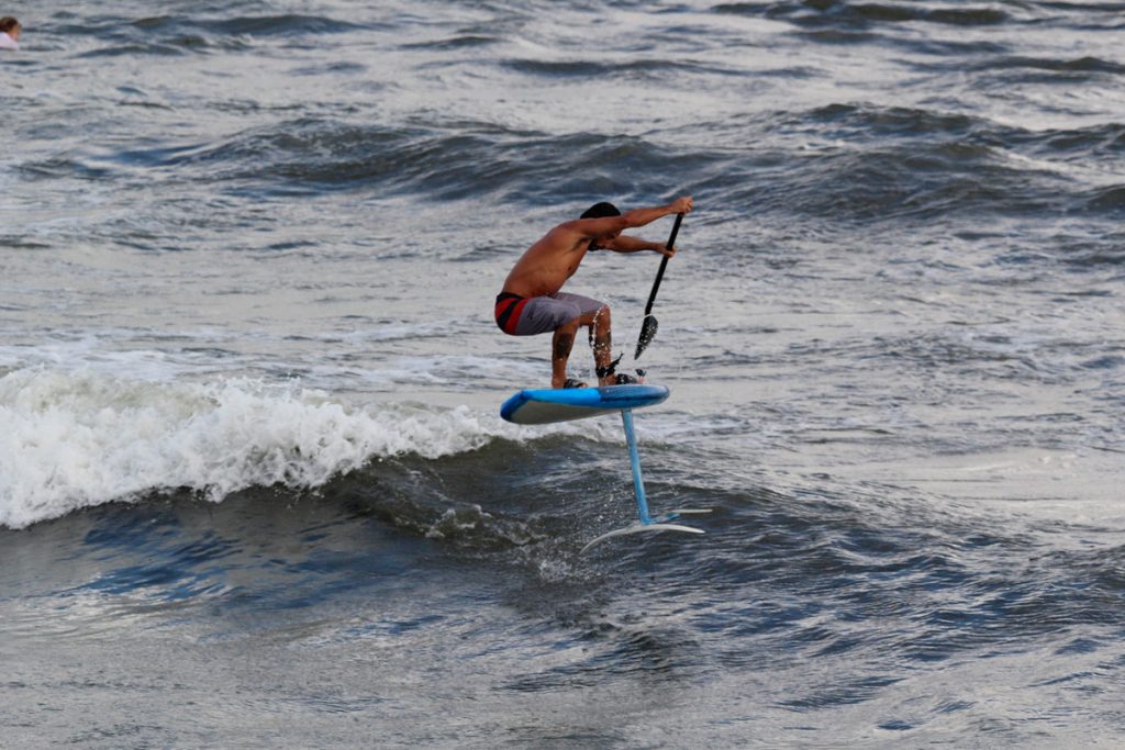 Fernando Mizi é uma das referências do foil surf no Brasil.