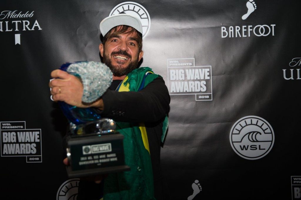Rodrigo Koxa é só alegria com o prêmio de maior onda já surfada na história.