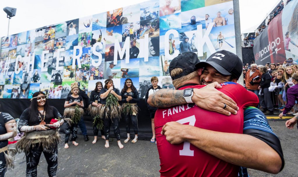 Mick Fanning e Italo Ferreira em uma passagem de bastão entre gerações.