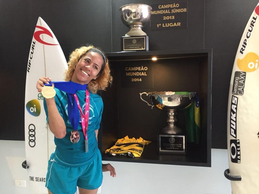 Campeã mundial de surfe adaptado, Monique Oliveira prestigia IGM.