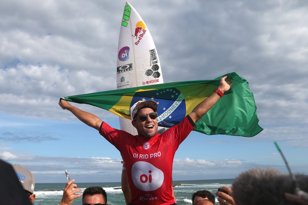 Adriano de Souza defende o título do Oi Rio Pro.
