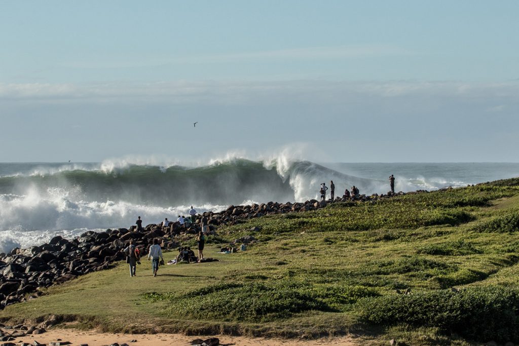 Praia do Silveira recebeu várias ondulações pesadas nesta temporada.