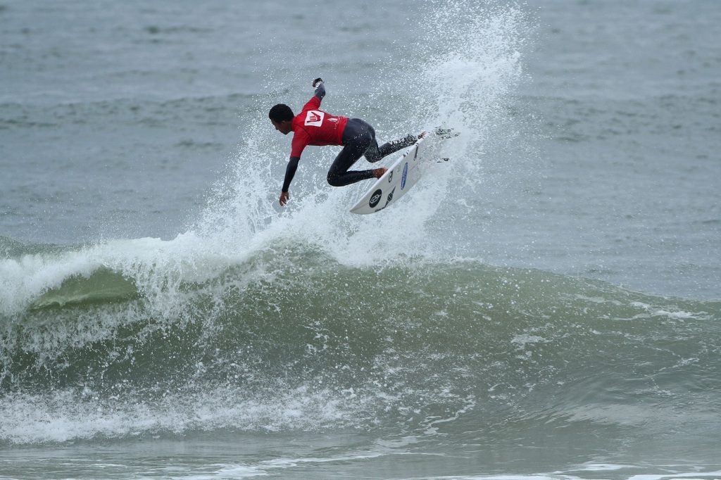 Campeão sub-14, cearense Cauã Costa está entre os grandes destaques do Hang Loose Surf Attack.