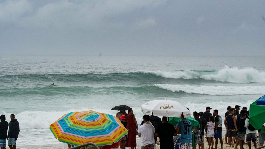 Praia de Itaúna recebe nova geração do surfe fluminense.