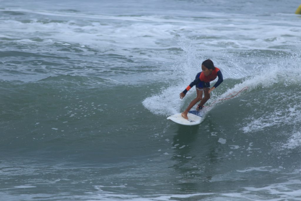 Enzo Yagui é o surfista mais novo do Instituto Gabriel Medina.