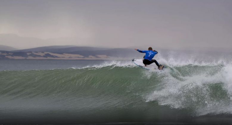 Mick Fanning e seu surfe veloz e power em Jeffrey's, de swallow. Foto: Reprodução.