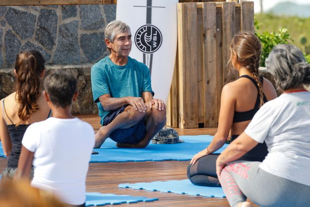 Yoga com Gerry Lopez, Itaúna, Saquarema (RJ). Foto: Sebastian Rojas.
