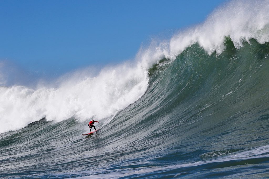 Recordista mundial de ondas grandes, Rodrigo Koxa é um dos convidados em mesa redonda sobre ondas grandes e turismo.