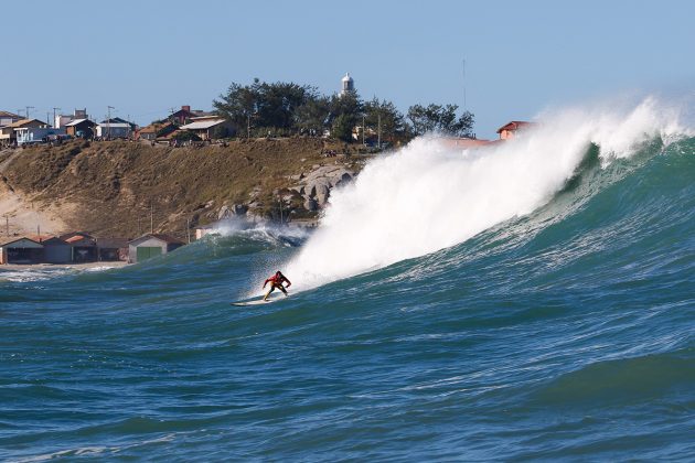 Lucas Chumbo, Mormaii Big Wave 2018, praia do Cardoso, Farol de Santa Marta (SC). Foto: Sebastian Rojas.