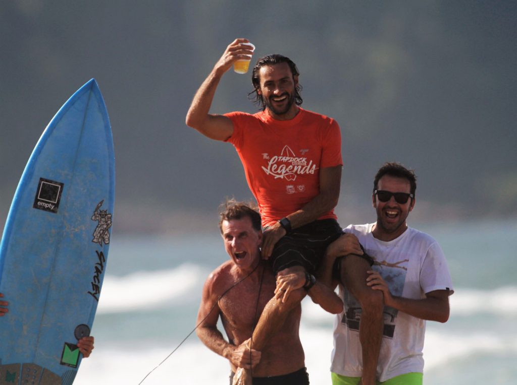 Pela vitória, o surfista de Balneário Camboriú(SC) embolsou R$ 1 mil em dinheiro.