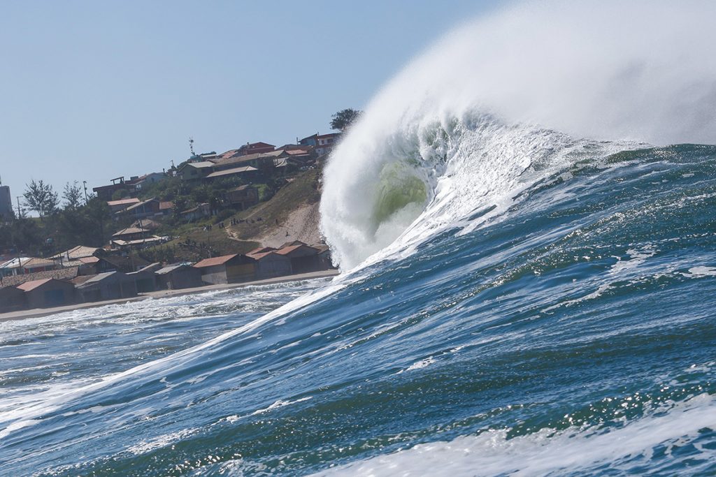 Três dias depois de fotografar o Oi Rio Pro, Sebastian Rojas desembarcou na praia do Cardoso para registrar o desafiador Mormaii Big Wave.