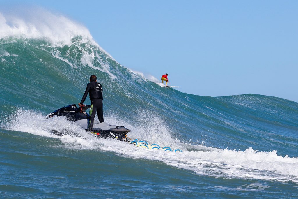 Lucas Chumbo em ação na Praia do Cardoso: big swells em Santa Catarina serão transmitidos ao vivo.