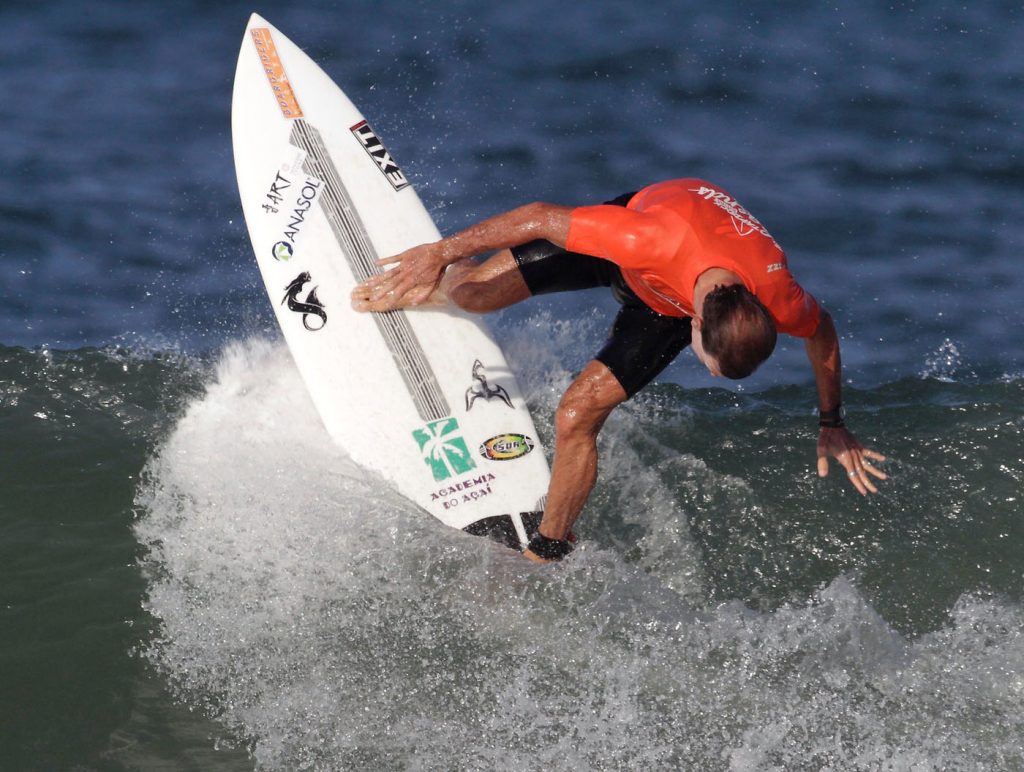 Principal campeão da primeira etapa, Saulo Lyra mantém surfe jovem e competitivo.