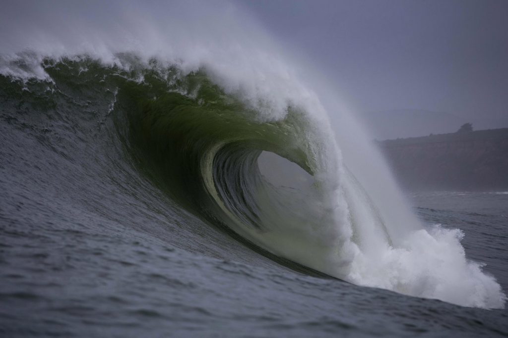 Big swell no Oceano Antártico pode marchar até a costa californiana, segundo oceanógrafo.