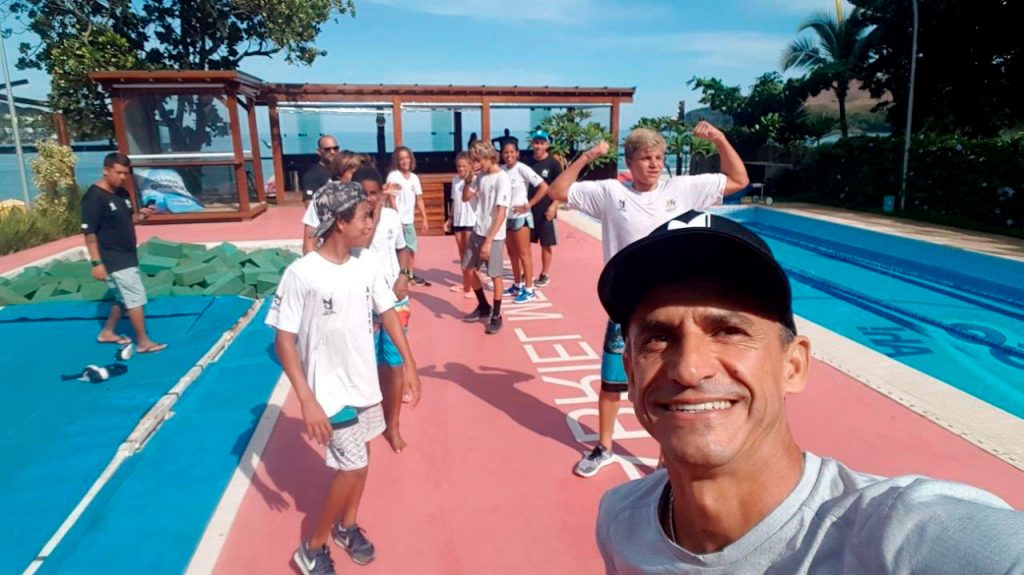 Selfie de Vanderlei Cordeiro de Lima com atletas do Instituto Gabriel Medina.