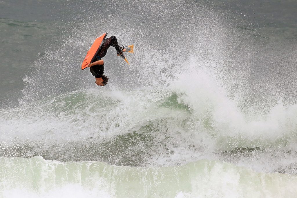 Sul-africano Tristan Roberts acha boas ondas em sessão de free surf.
