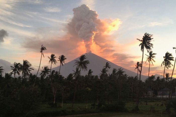 Monte Agung dispara nuvem de cinzas por cerca de 2 mil metros de altura.