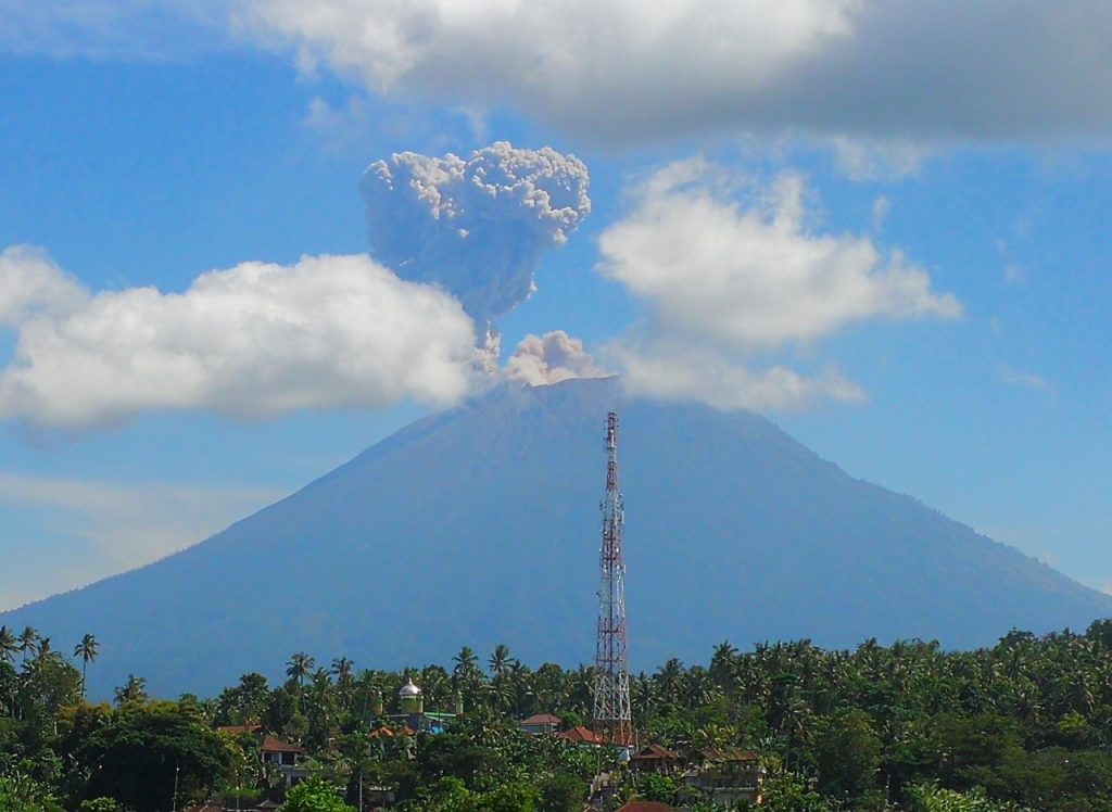 Monte Agung volta a entrar em erupção e deixa moradores de Bali em alerta.