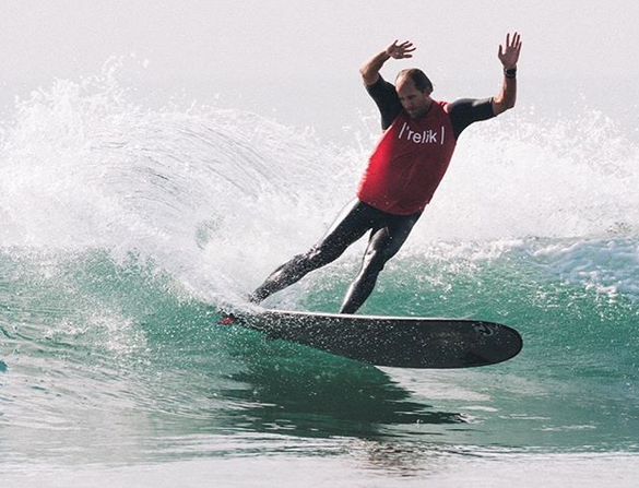 Taylor Jensen larga na frente no ranking do Surf Relik, competição que também valoriza o longboard clássico.