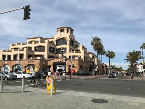 Cruzamento da Main Street com a Pacific Coast e a famosa loja da Jacks, Califórnia (EUA). Foto: Arquivo pessoal.