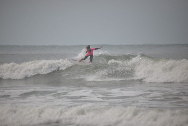 Duda Rosário, Surf Coach Feminino, Praia Grande, Ilha do Mel (PR). Foto: Fernanda Carollo / @fercarollo.