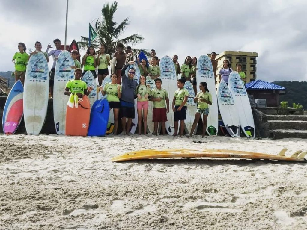 Projeto Surf Escola é uma das atividades realizadas pela ONG em Mongaguá.