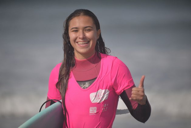 Lays Marcelle, Surf Coach Feminino, Praia Grande, Ilha do Mel (PR). Foto: Fernanda Carollo / @fercarollo.
