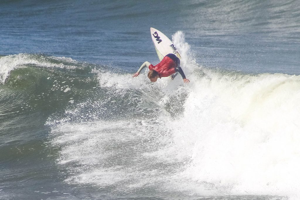 Mateus Lima leva a melhor em boas ondas no Píer de Mongaguá.