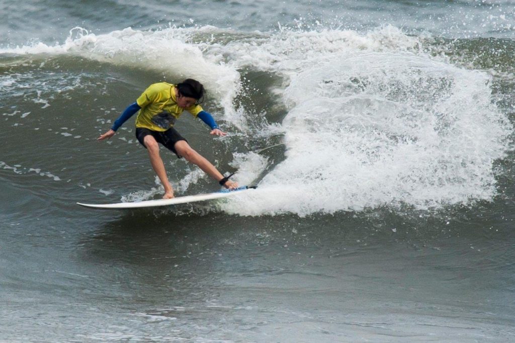 Vinicius Parra é um dos destaques do Circuito Santista de Surf .