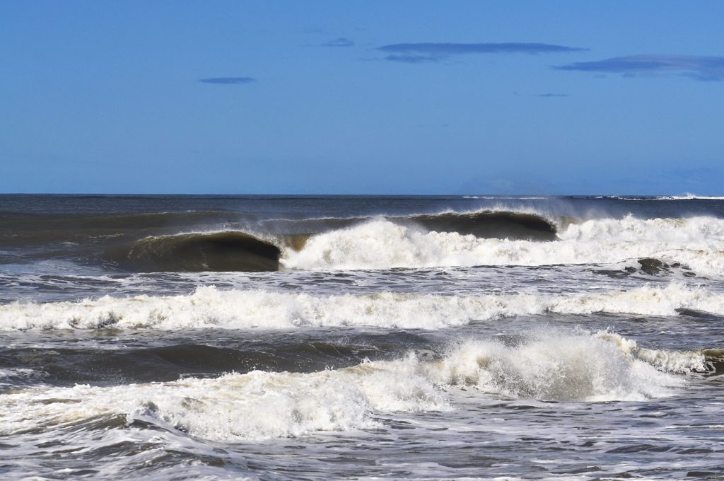 Localizada no litoral norte do estado, Torres possui algumas das melhores ondas do Rio Grande do Sul.