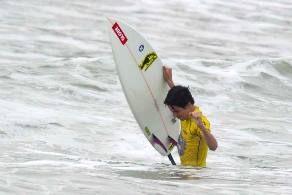 Vinicius Parra fatura a categoria Sub 16 e fica em quarto na Sub 18 no Campeonato Santos de Surf.