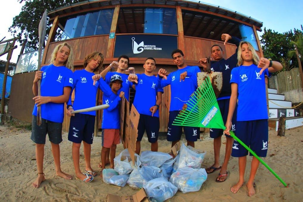 Coleta de microlixo na praia faz parte das atividades do Instituto Gabriel Medina.