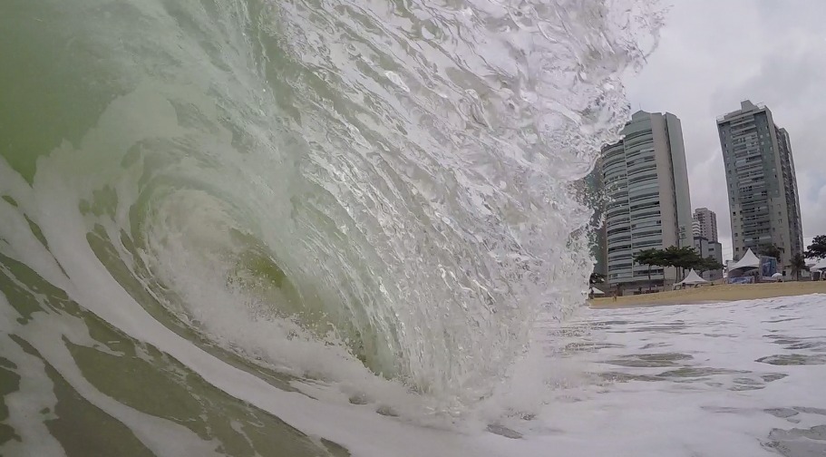 Ondas de meio metro e boa formação ditam ritmo do Capixaba de Bodyboarding no Pompéia.
