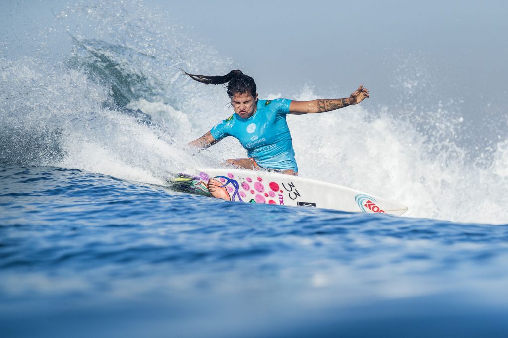 Certeza, não é qualquer um que consegue surfar bem com uma prancha tão apurada quanto a da Silvana Lima.
