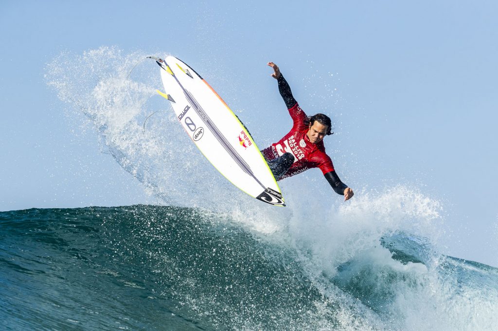 Jordy Smith é um dos surfistas que vem apostando nos aéreos salvadores do último minuto.
