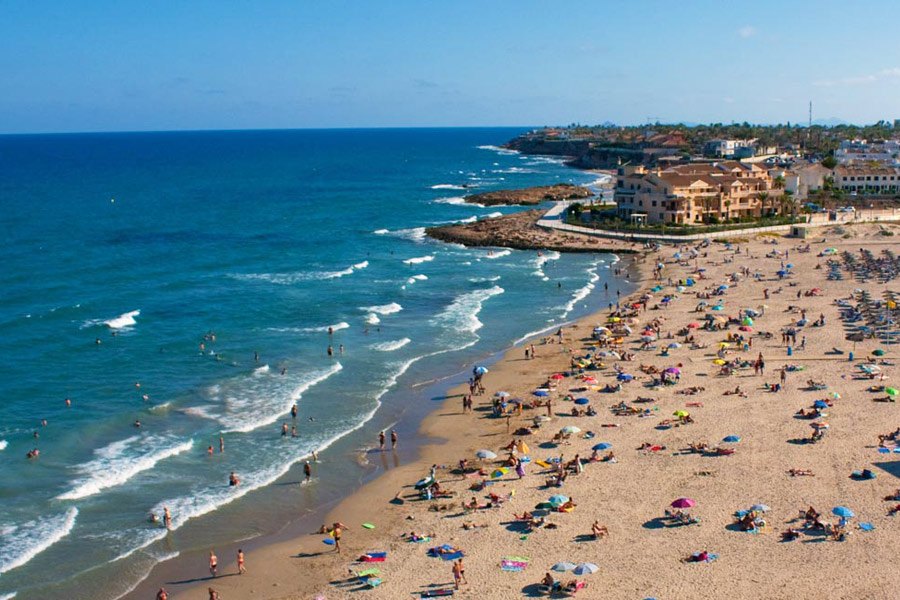 Surfar é proibido por lei em Orihuela, Espanha.