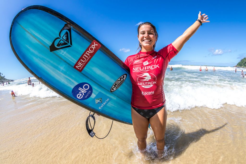 Chloé Calmon celebra o fortalecimento do surfe feminino.