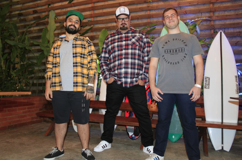 Grupo que já embalou vários vídeos de surfe é formado por Anselmo Prandoni, Dinho Garcia e Guilherme Queiroz.