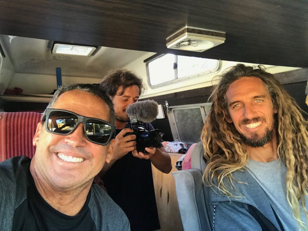 Fabio Gouveia e Rob Machado a caminho do surfe em Cardiff.