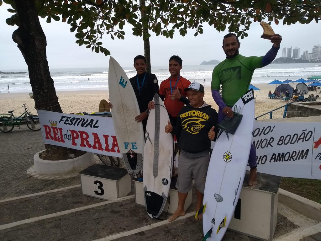 Categoria surfe rolou na praia de Pitangueiras.