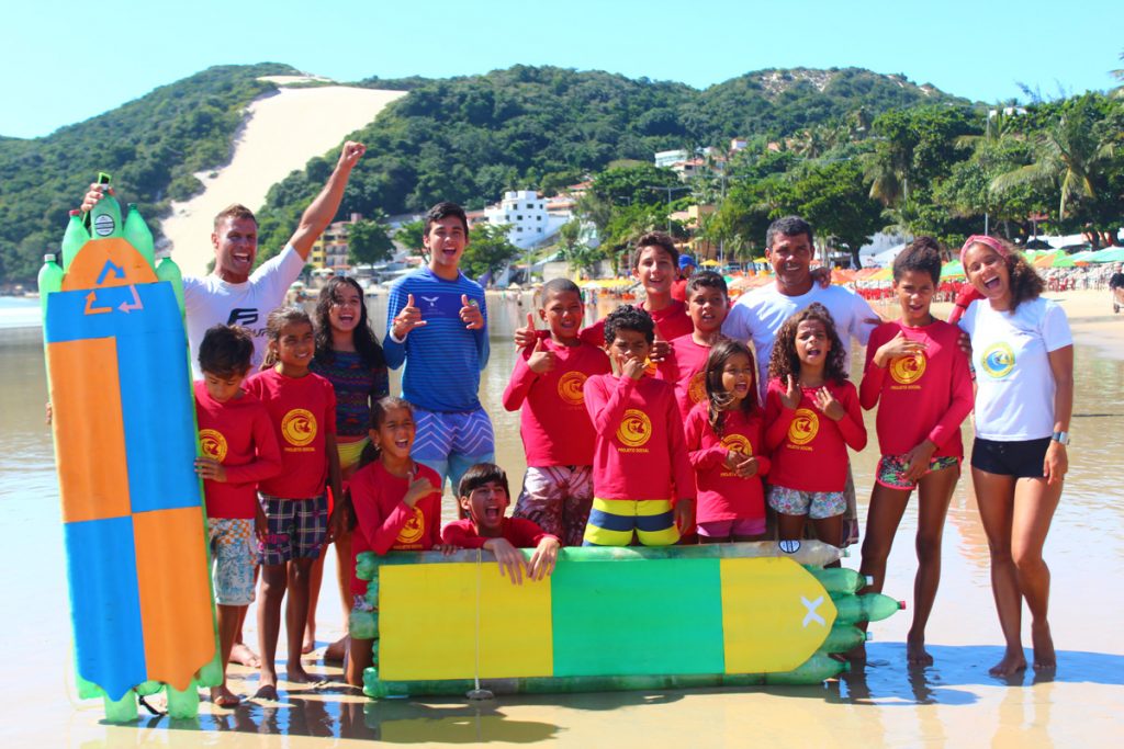 Projeto Eco Garopaba em visita à escola de surfe do Morro do Careca, em Natal (RN).
