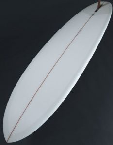A transição entre longs e pranchas modernas proporciona um surfe entre dois universos.