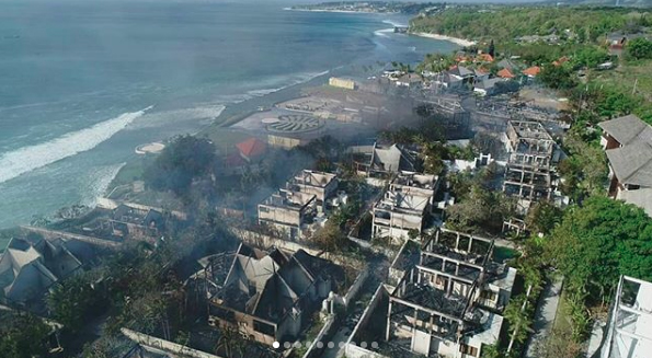 Fogo destruiu cerca de 14 construções no cliff de Uluwatu.